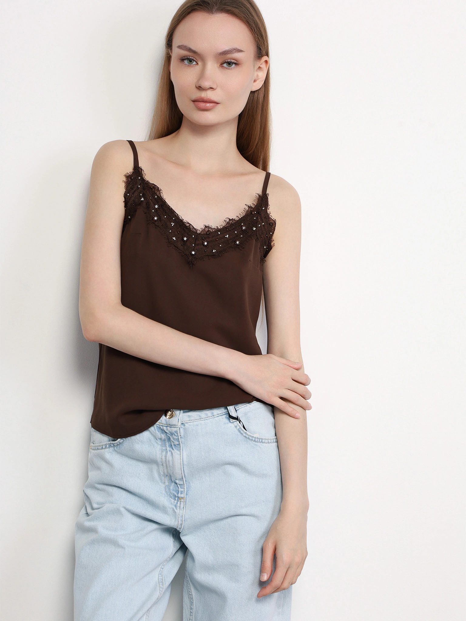 Топ коричневого цвета с кружевом и цепочкой-мониль